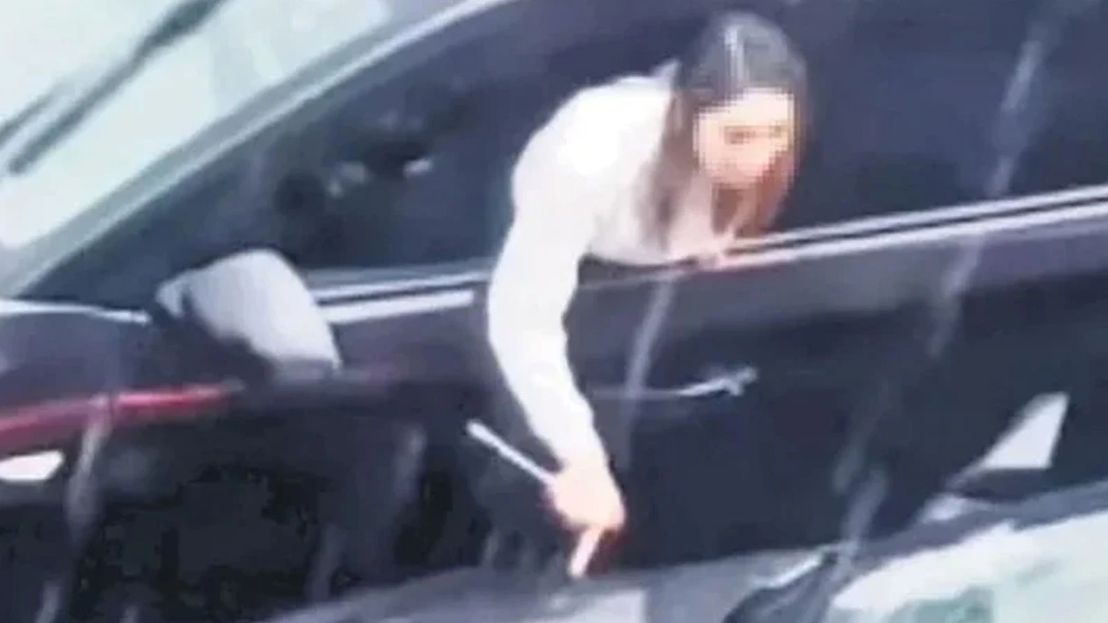 Ünlü oyuncu Şişli'de ortalığı birbirine kattı! Bir gecede 5 araca hasar verdi!