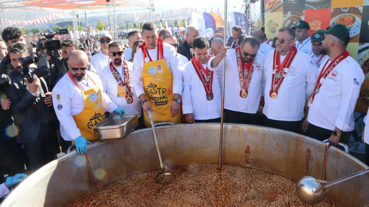 Gastronomi Günlerinde 1 Ton Börek Aşı Çorbası İkram Edildi