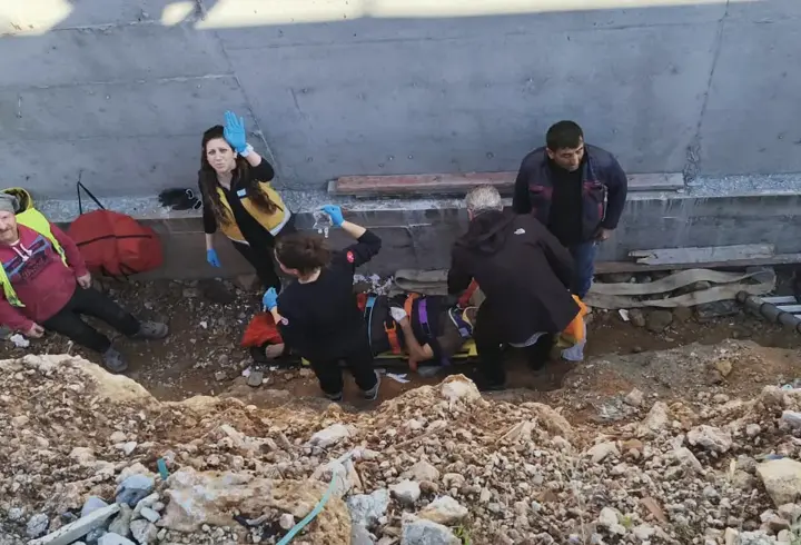 Bastığı kalas kırılan işçi 5 metreden düştü
