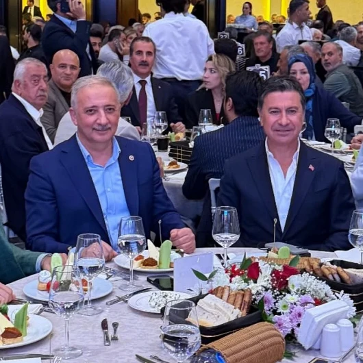 Ak Partili Mete İle Ahmet Aras'ın Fotoğrafı Değerlendirildi: 'Boşuna Konuşmasın Ak Parti’ye Geçti Bile'