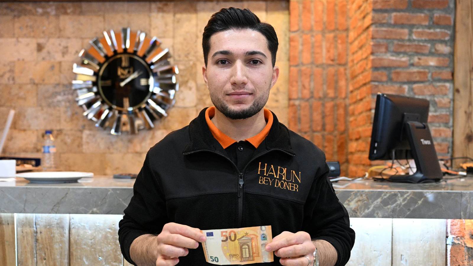 Garsona verdiği bahşişi bir gün sonra geri istedi; yanlışlık oldu