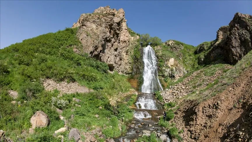 Kars'taki Susuz Şelalesi yağışlarla daha gür akıyor