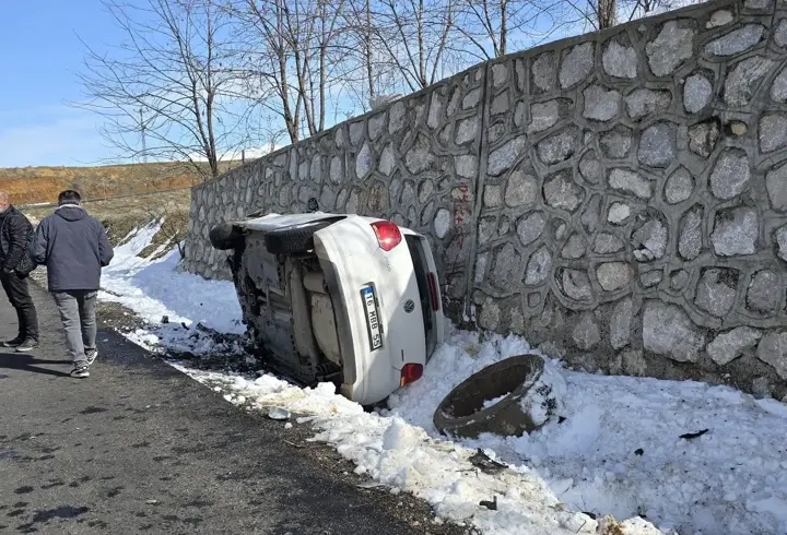 Otomobil istinat duvarına çarptı; 2'si ağır, 5 yaralı
