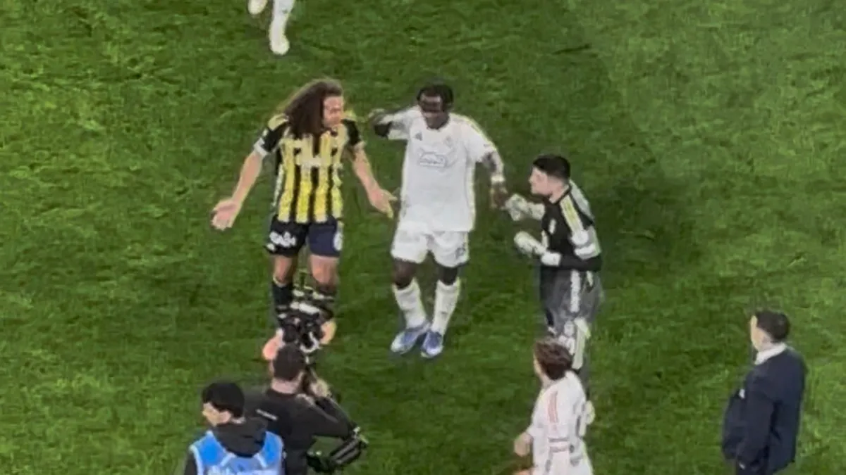 Derbide Guendouzi ile Ersin arasında gerginlik! İlk yarının bitimiyle....