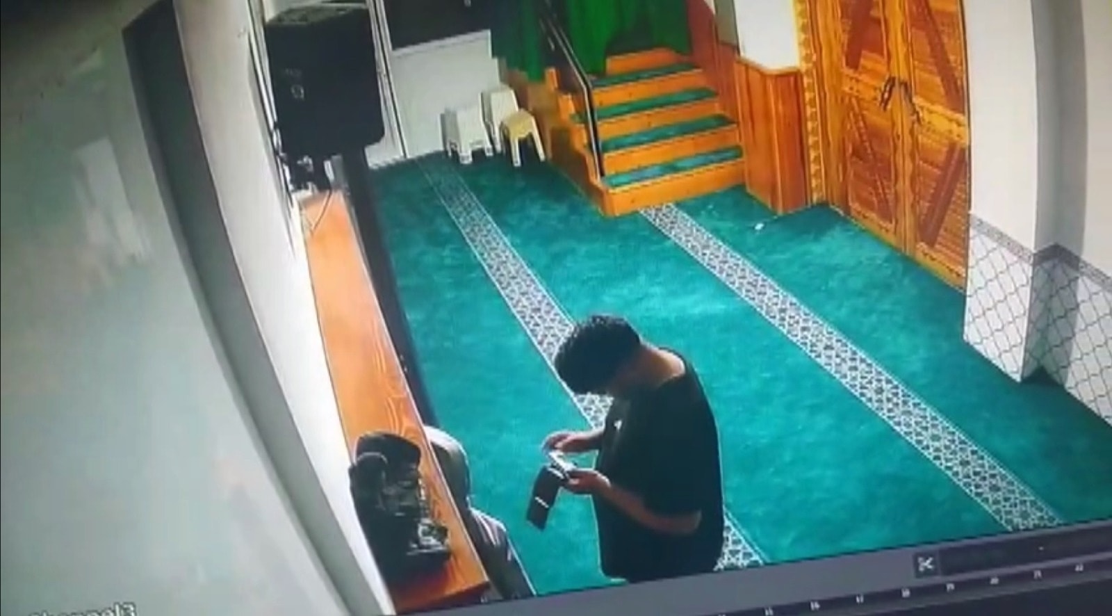Bu da oldu! Caminin yardım kutusu yetmedi, müezzinin cüzdanını çaldı