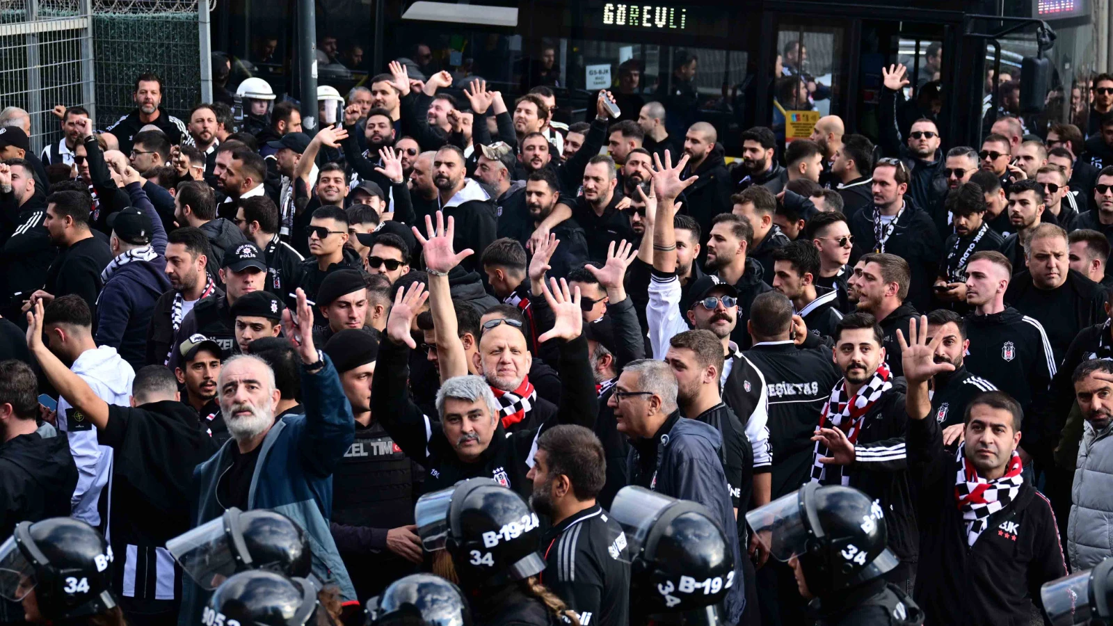 Beşiktaş taraftarları, Galatasaray derbisi için RAMS Park'a geldi