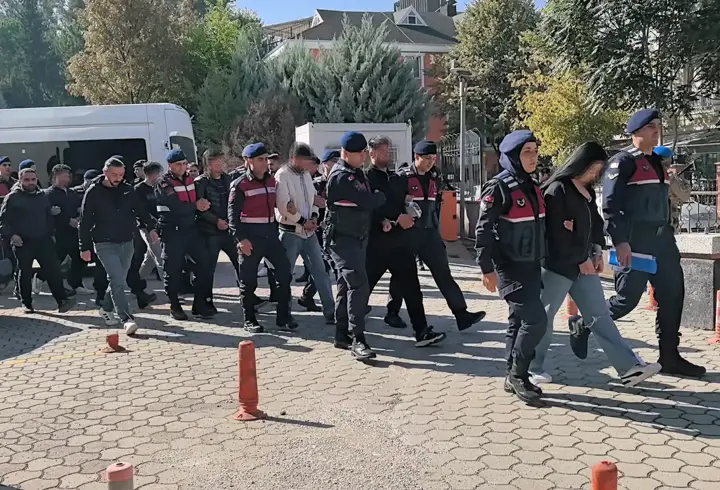 1 kişinin öldüğü silahlı kavganın şüphelileri adliyeye sevk edildi