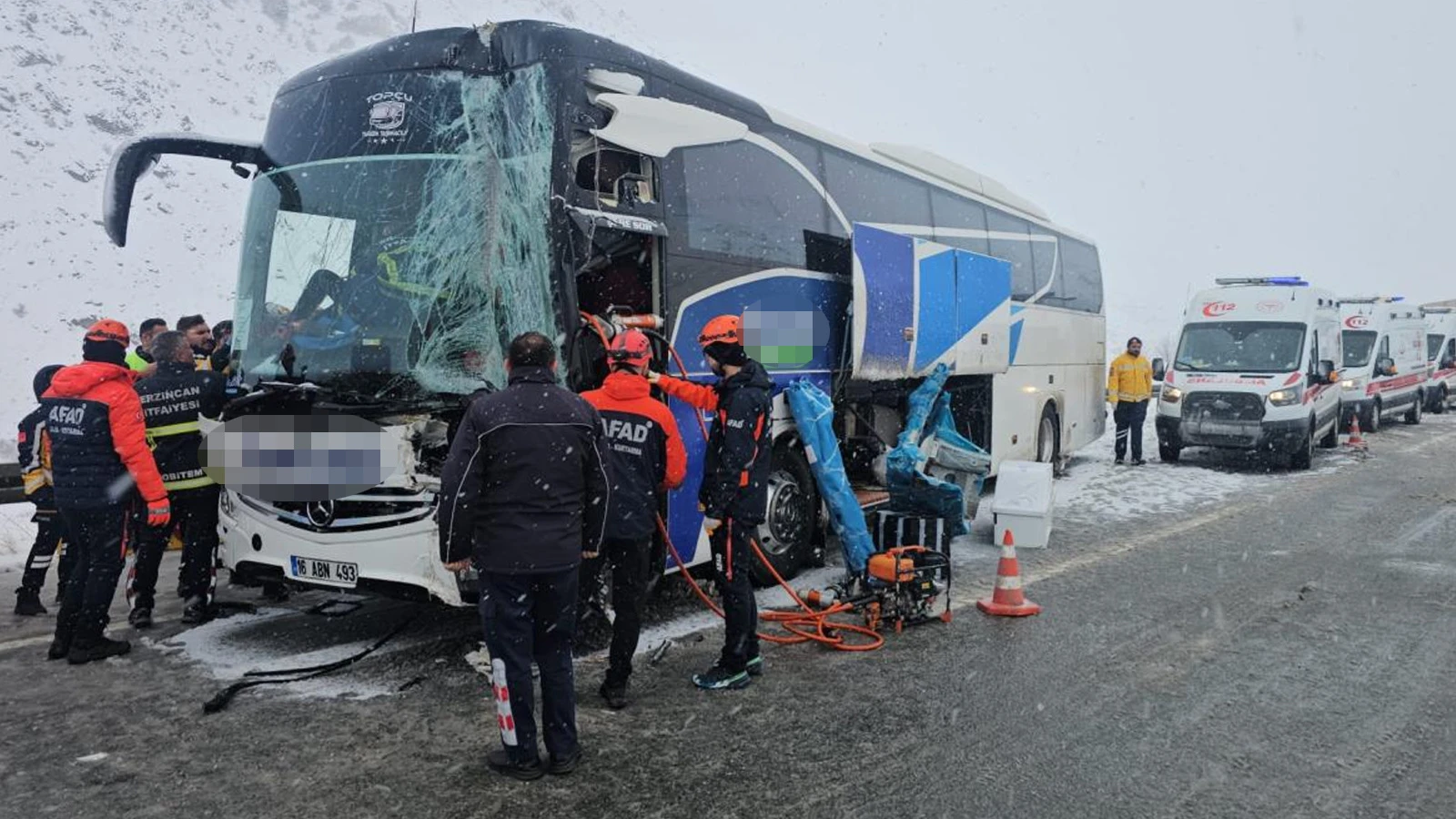 Erzincan'da yolcu otobüsü tıra çarptı