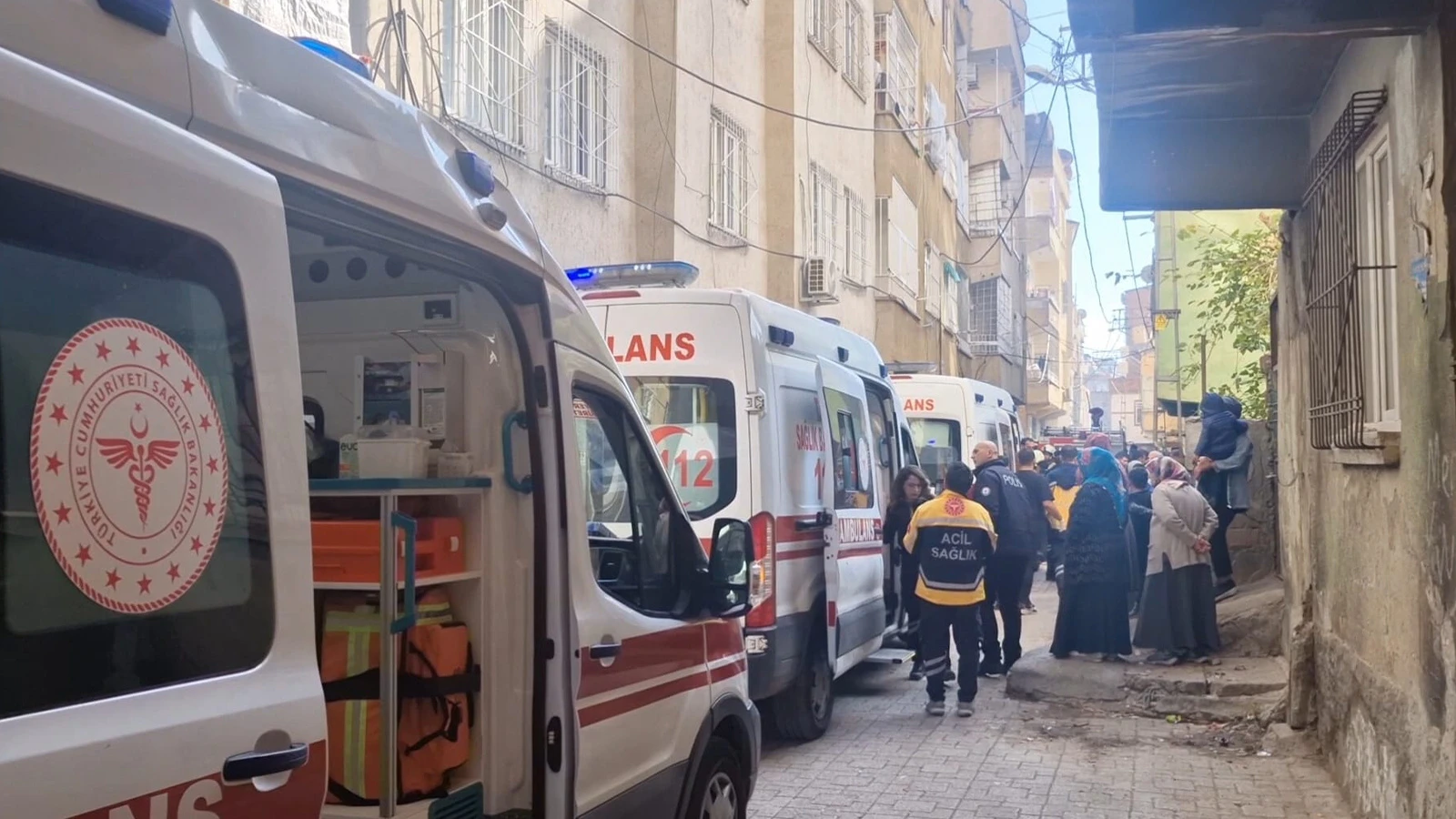 Apartmanda çıkan yangında 13 kişi dumandan etkilendi