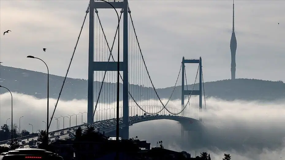 İstanbul Boğazı'nda gemi trafiği sis nedeniyle durduruldu