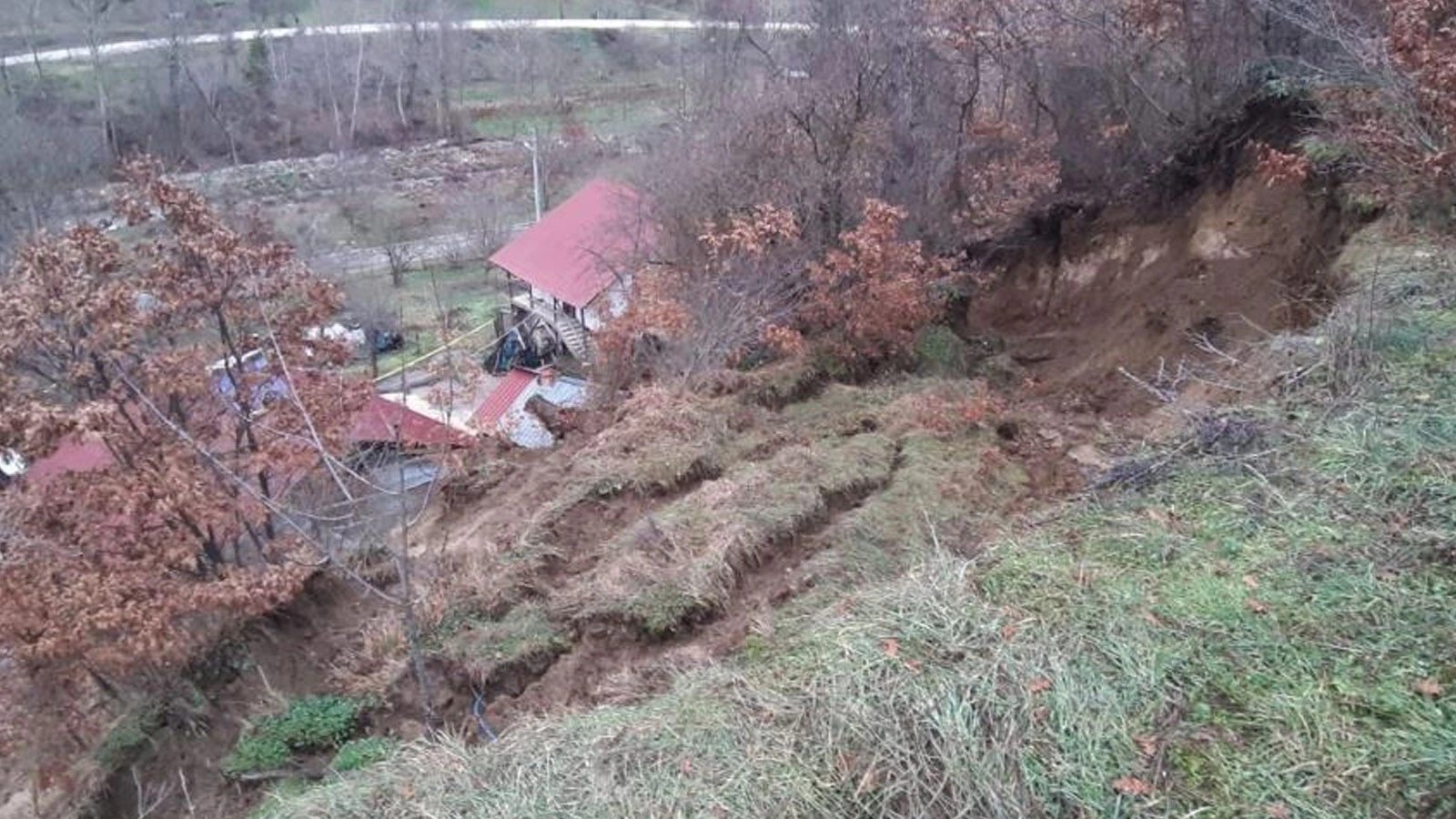 Bolu'da heyelan alarmı! 3 ev boşaltıldı