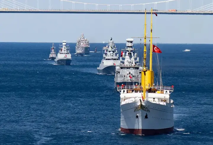 İletişim Başkanı Duran'dan Boğaz'daki geçit töreni paylaşımı
