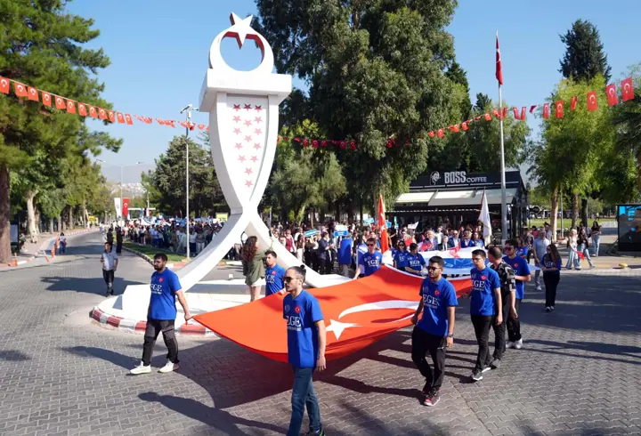 Ege Üniversitesi yeni öğrencilerine şenlikle 'Merhaba' dedi