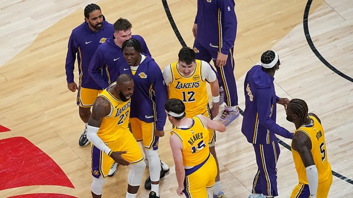 NBA'de Los Angeles Lakers son saniye üçlüğüyle kazandı