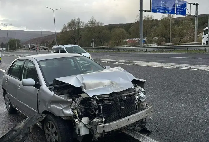 Bilecik'te otomobilin bariyerlere çarptığı kazada 2 kişi yaralandı