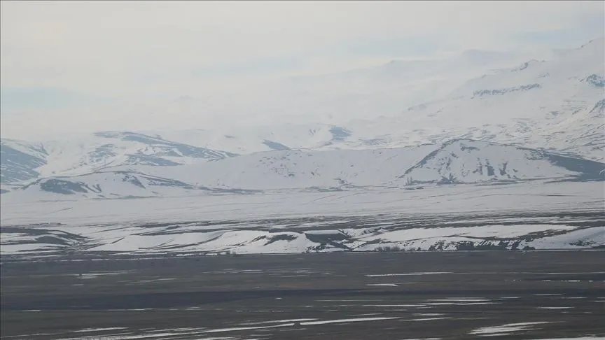 Karların erimeye başladığı Ağrı Ovası dronla görüntülendi