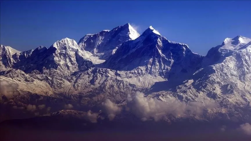 Everest'teki şiddetli rüzgarlar zirve tırmanışlarını olumsuz etkiledi