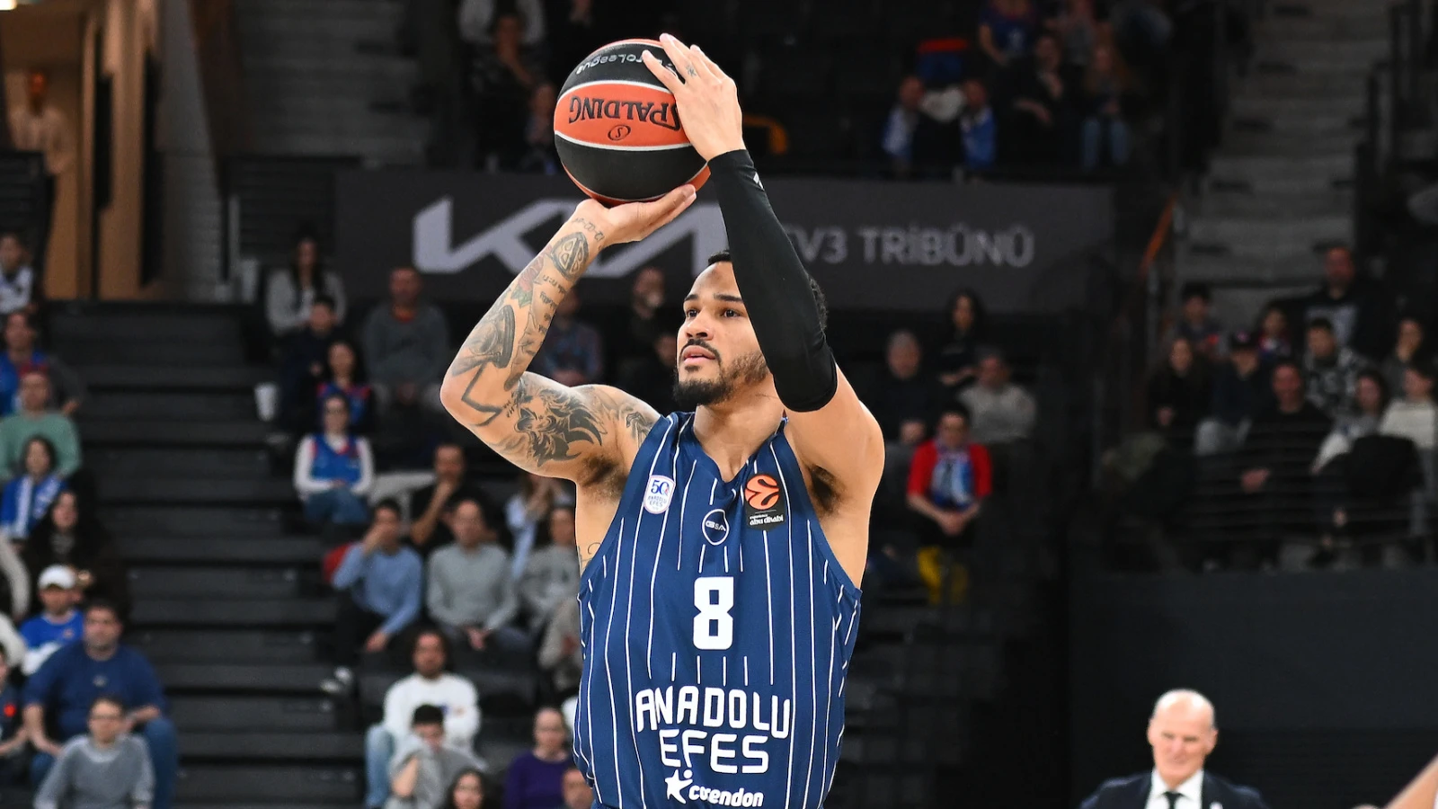 Anadolu Efes, Virtus Bologna'yı farklı mağlup etti