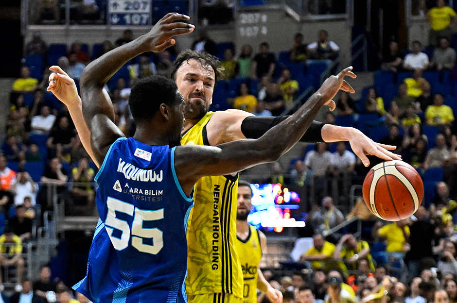 Fenerbahçe Beko'ya Sertaç Şanlı'dan kötü haber