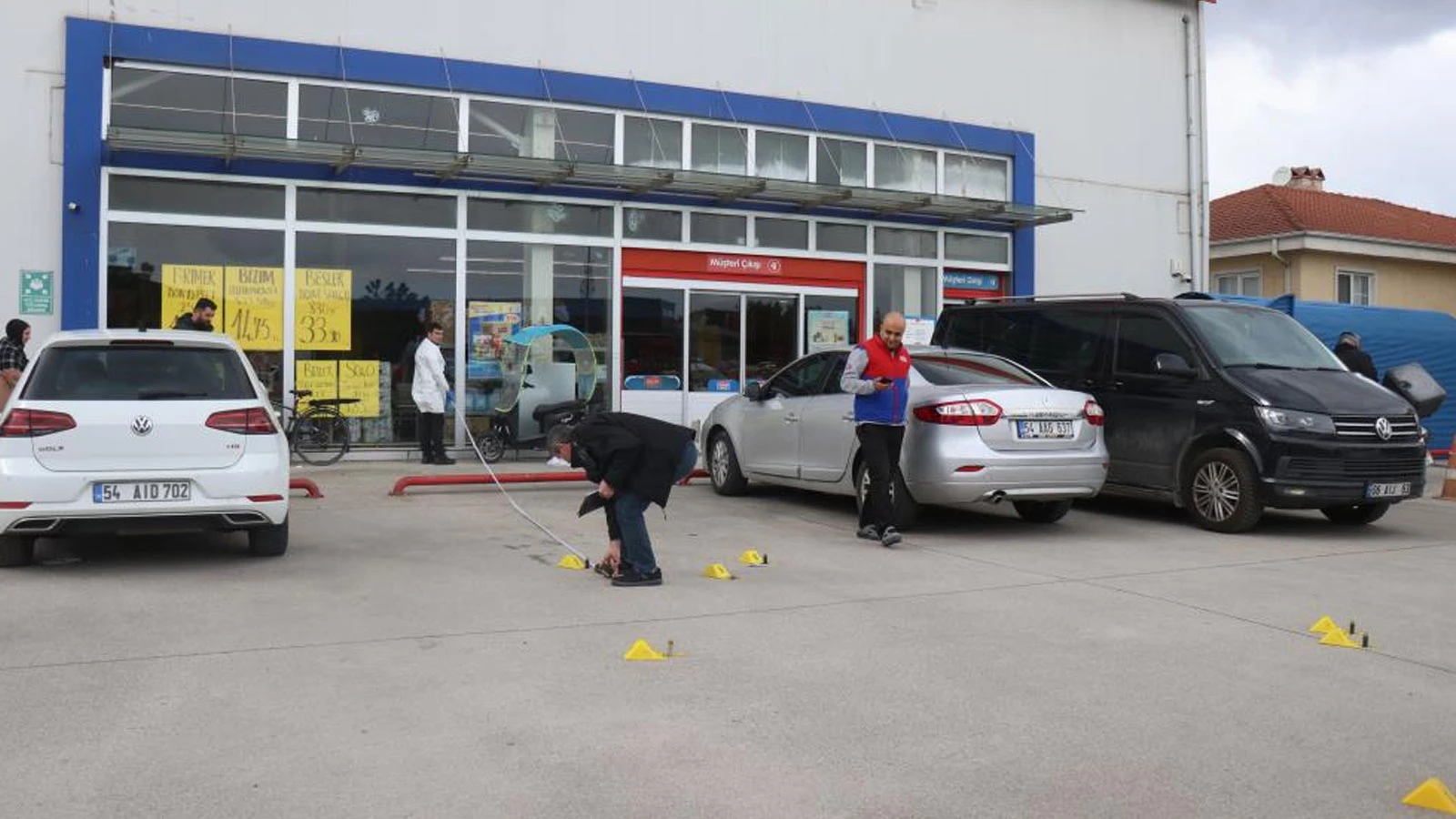 Sakarya'da kiracı dehşeti! Marketin sahibine kurşun yağdırdı