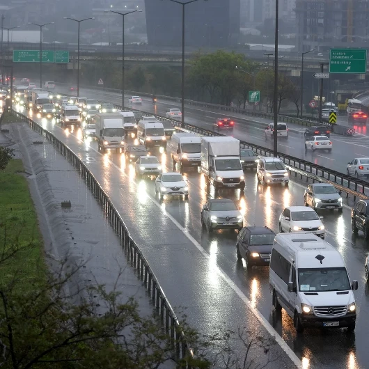 İstanbul'da Sabah Saatlerinde Trafik Yoğunluğu Yaşanıyor