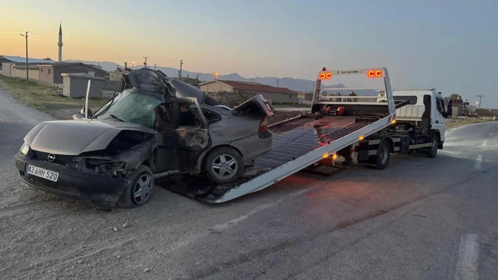 Konya’da direğe çarpan otomobilin sürücüsü hayatını kaybetti