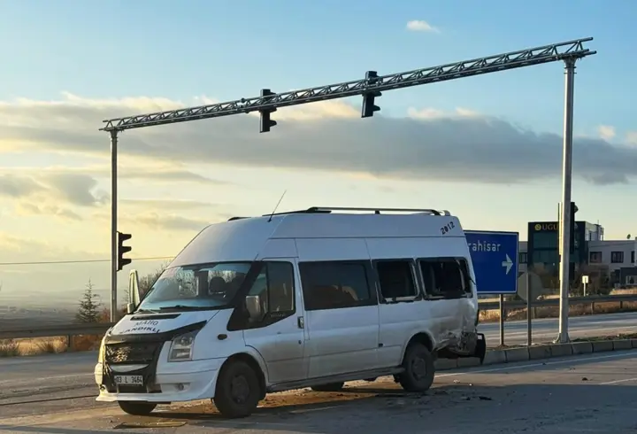 Öğrenci servis minibüsü ile otomobil çarpıştı: 9 yaralı