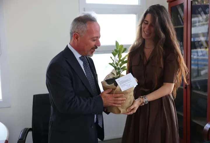 Çeşme'de 24 Kasım'a özel öğretmenlere turunç fidanı hediyesi