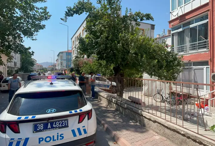 Boşanma aşamasındaki eşini bıçaklayıp, polise teslim oldu