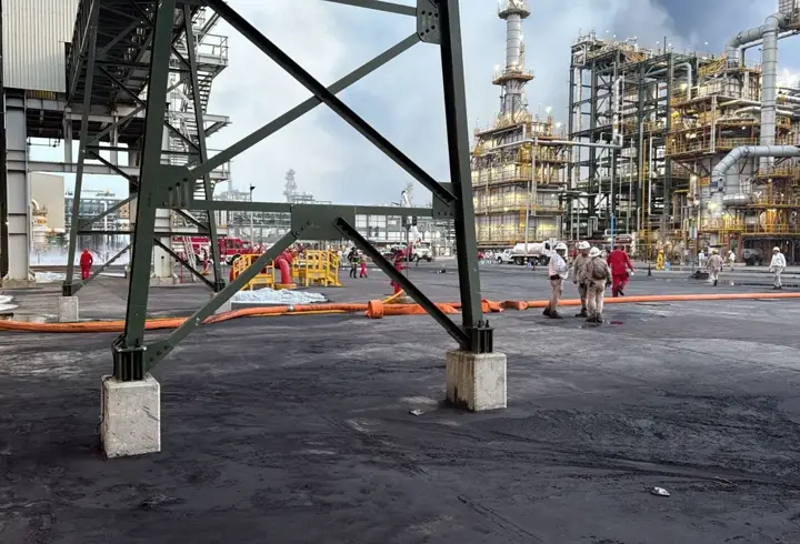 Meksika’da petrol rafinerisinde yangın
