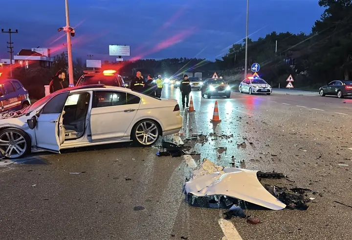 Çanakkale’de 2 otomobil çarpıştı; 1’i ağır 5 yaralı