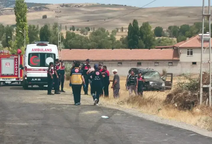 Hafif ticari araç, yol silindirine çarptı: 1 ölü, 1 ağır yaralı