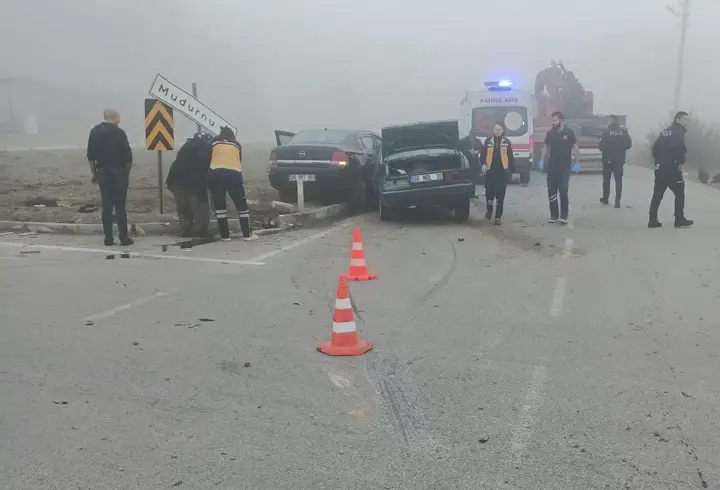 Kavşakta otomobiller çarpıştı: 1’i bebek, 4 yaralı