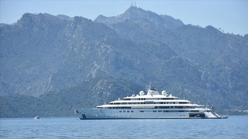 Mega yat "Golden Odyssey" Marmaris Körfezi'ne demirledi