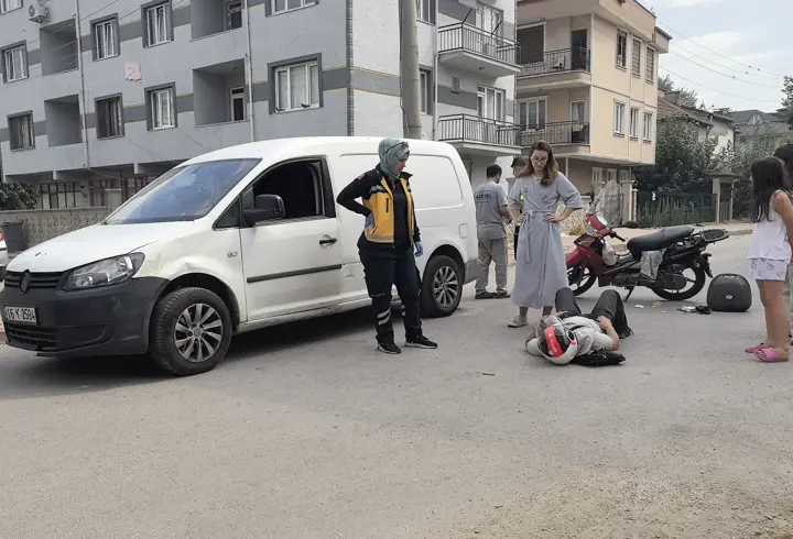 Hafif ticari araçla çarpışan motosikletin sürücüsü yaralandı