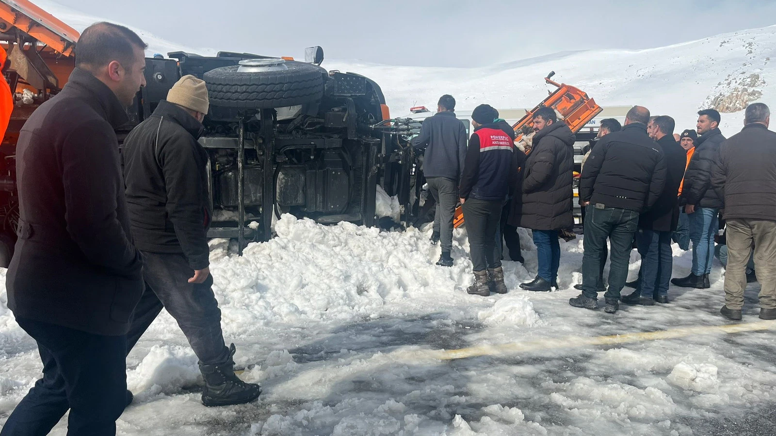 Tendürek Geçidi'nde kar küreme aracı devrildi: 2 kişi hayatını kaybetti