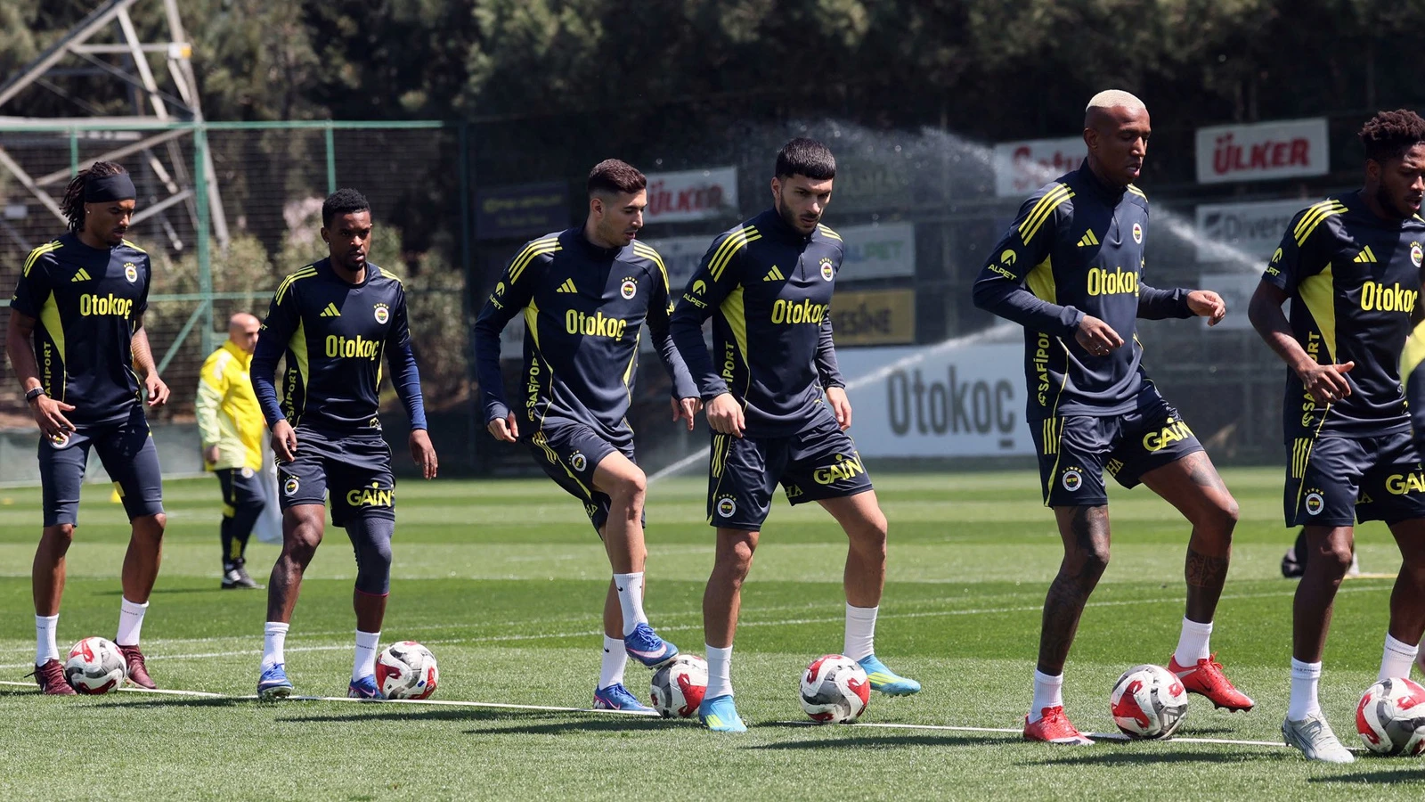 Fenerbahçe, Konya'ya üç eksikle gitti: Kamp kadrosu açıklandı