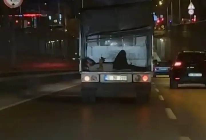 Kamyonetin arka kapağı açık olan kasasında tehlikeli yolculuk kamerada