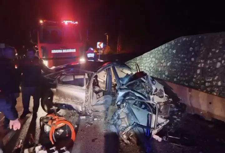 Otomobil, bariyerlere çarptı; baba ile 3 çocuğu yaralandı