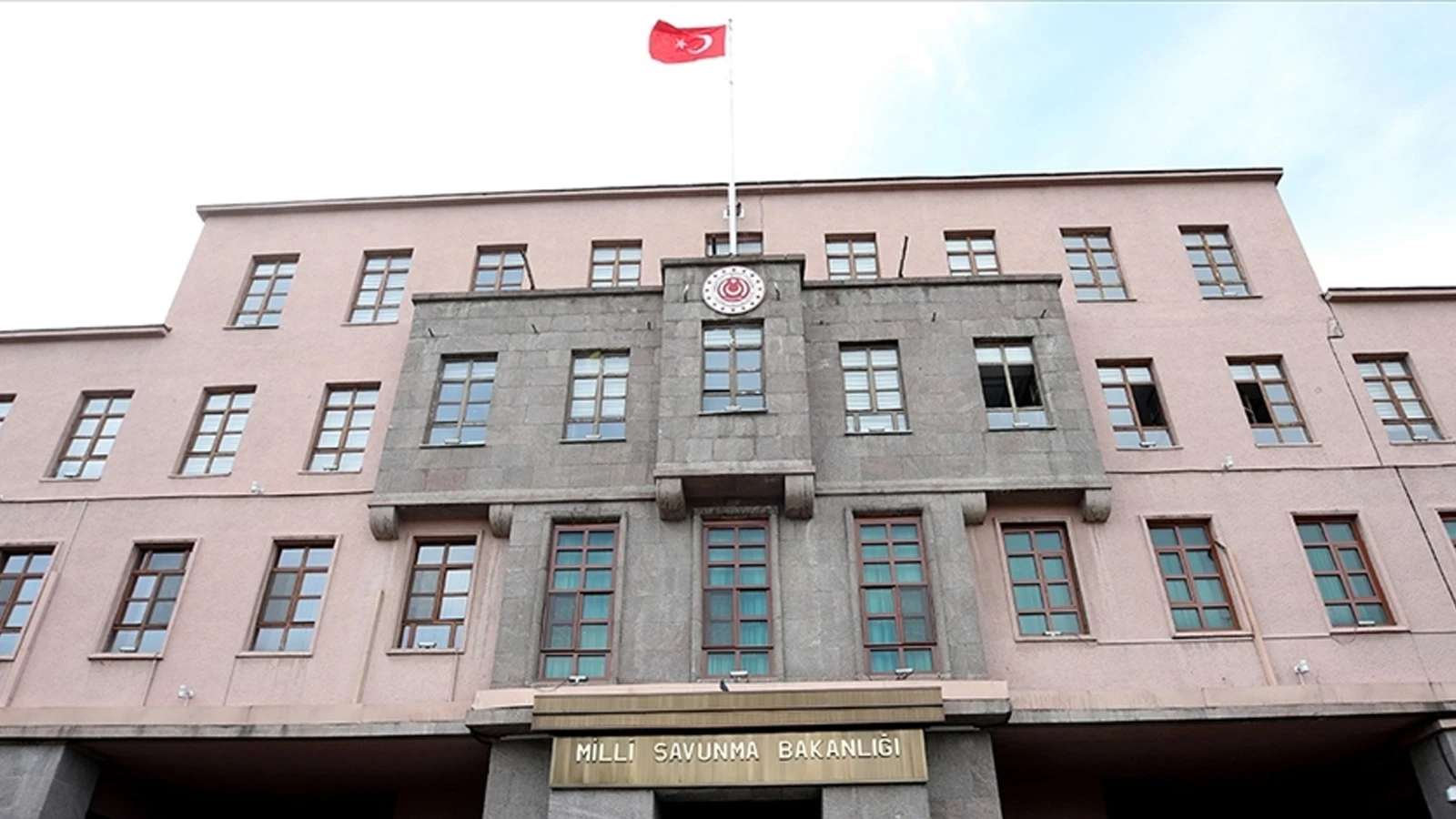 İran, ABD üslerini vurdu! MSB: Birlik unsurlarımızda olumsuz bir durum yok