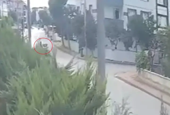 Motosikletlerin çarpıştığı kaza kamerada; 3 yaralı
