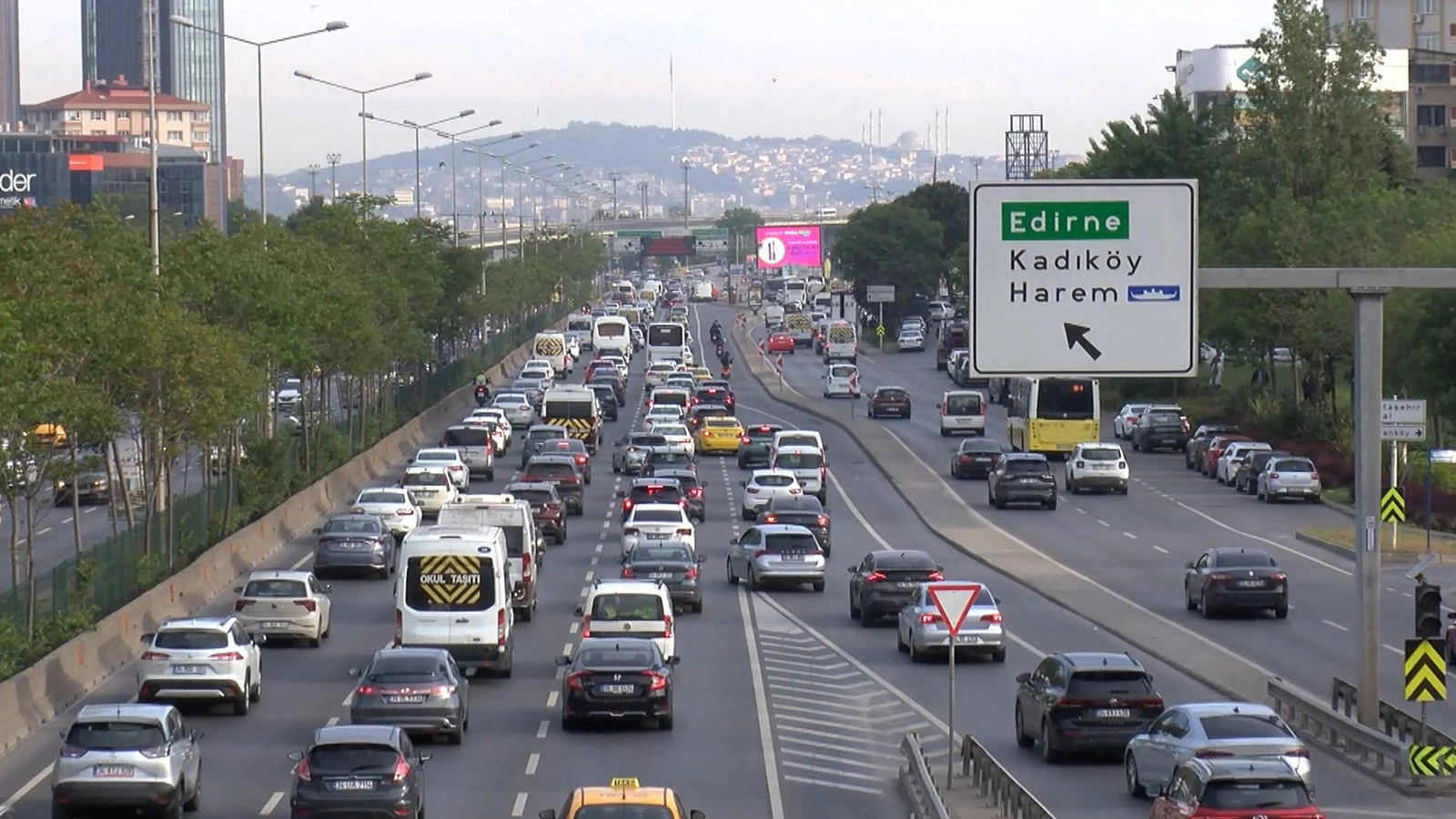 İstanbul'da haftanın ilk iş günü trafik yoğunluğu yaşanıyor