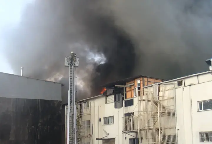 Bağcılar’da patlama sonrası yangın! “Deprem oluyor sandık”
