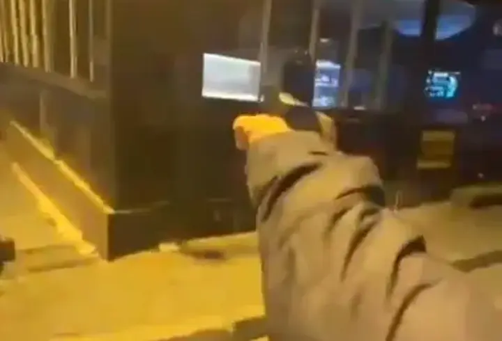 Avcılar'da silahlı saldırı anı kamerada: Biri kurşunladı, diğeri kaydetti!