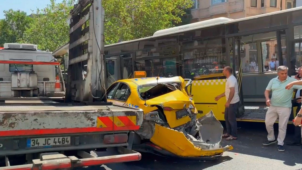 Beyoğlu'nda 9 araçlık zincirleme kaza: 4 yaralı