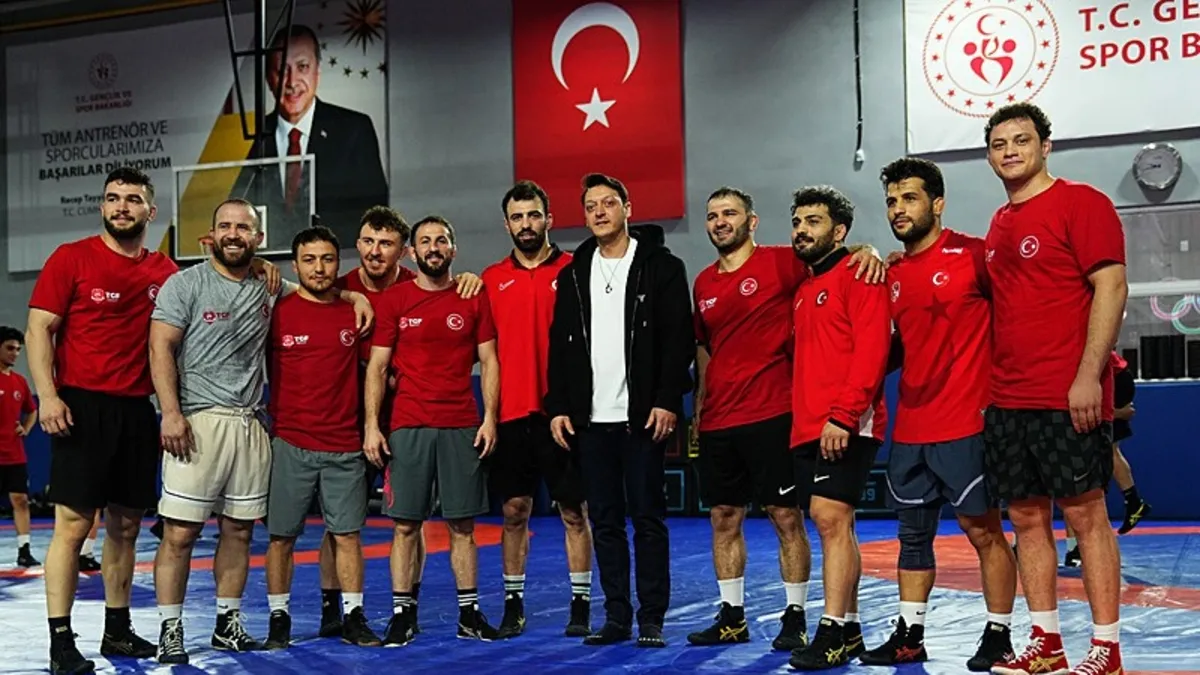 Mesut Özil Güreş Milli Takımı'nı ziyaret etti