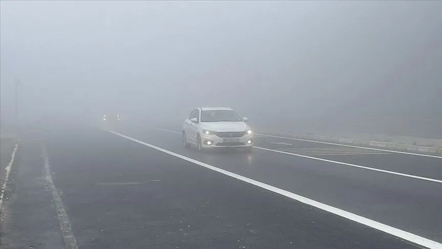 Bolu Dağı'nda etkili olan sis D-100 kara yolunda görüş mesafesini düşürdü