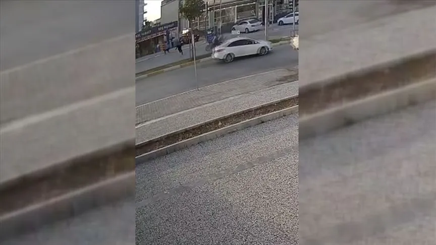 Antalya'da sahipsiz köpeğin kovaladığı çocuğa motosiklet çarptı