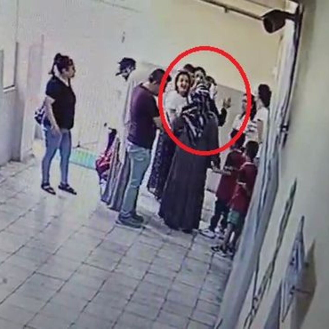 Kadın öğretmene okulda tokat kamerada!