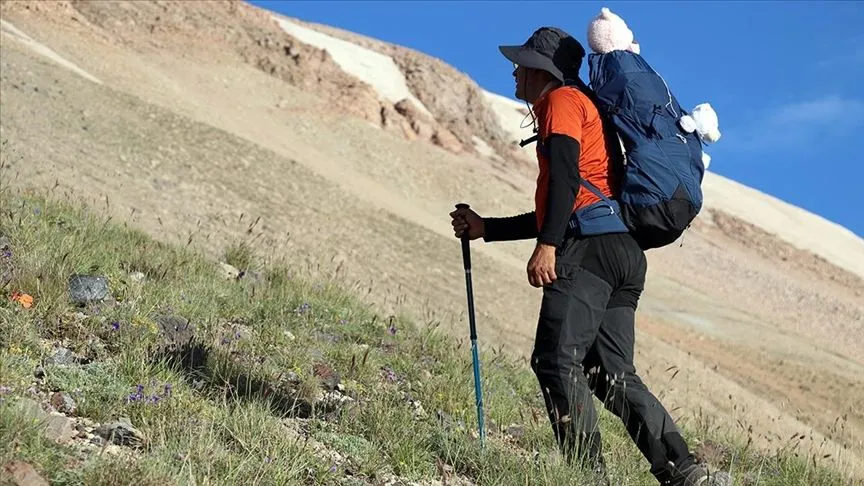 Çiçekler arasında başlayan 9 saatlik tırmanışla karlı zirveye ulaşıyorlar